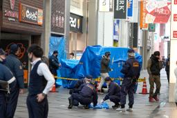 　ブランド品買い取り販売店の入り口にトラックが突っ込んだ現場付近を調べる捜査員ら＝２８日午前１０時２０分、大阪・心斎橋