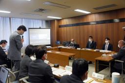 　岐阜県が開いた、ＪＲ東海から提出されたリニア中央新幹線トンネル工事崩落事故の調査結果を審議する委員会＝２８日午前、県庁