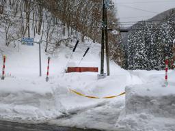 　登山者が行方不明になった氷ノ山の登山口に続く道＝２８日午後１時１５分ごろ、兵庫県宍粟市