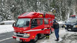 　登山者が遭難した氷ノ山の登山口付近に到着した消防車＝２８日午後１時５５分、兵庫県宍粟市