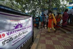 　２日、インド南部ハイデラバードで、ワクチン接種を受け終わった女性（ＡＰ＝共同）