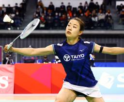 　女子シングルス　準々決勝でプレーする奥原希望＝武蔵野の森総合スポーツプラザ