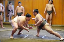 　稽古で立ち合いの確認をする御嶽海（左）＝東京都墨田区の出羽海部屋