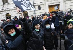 　２８日、モスクワのロシア最高裁前で、デモ参加者を拘束する警察官（ＡＰ＝共同）