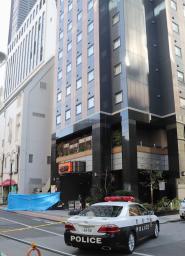 　ホテルの敷地で子どもが倒れていた現場周辺＝２９日午前１１時３分、東京都新宿区歌舞伎町