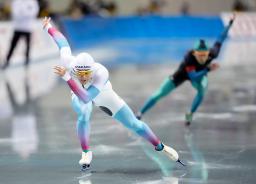 　男子５００メートル　滑走する村上右磨＝長野市エムウェーブ