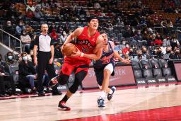 　セブンティシクサーズ（７６ｅｒｓ）戦で攻め込むラプターズの渡辺雄太（左）＝２８日、トロント（ＮＢＡＥ提供・ゲッティ＝共同）