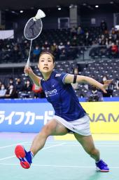 　女子シングルス準決勝　プレーする奥原希望＝武蔵野の森総合スポーツプラザ
