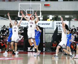 　男子決勝で帝京長岡を破って優勝を決め、喜ぶ岩下（１３）ら福岡大大濠の選手たち＝東京体育館