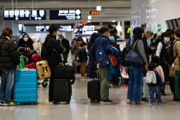 　利用客らで混雑する関西空港の国内線フロア＝２９日午後