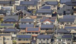 　住宅の屋根に取り付けられた多数の太陽光発電のパネル＝群馬県太田市