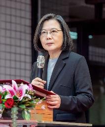 　台湾国防部の「全民防衛動員署」設立式で演説する蔡英文総統＝３０日、台北（総統府提供・共同）