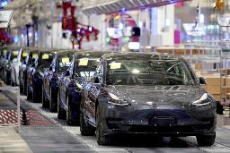 　中国・上海で開かれた納車式典で、工場内に並んだ米テスラの「モデル３」＝２０２０年１月（ロイター＝共同）