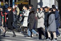 　３１日、ソウル中心部をマスク姿で歩く市民ら（共同）