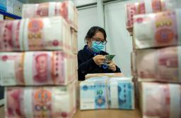 　中国・江蘇省の銀行で紙幣を数える行員＝６日（ＡＰ＝共同）