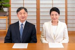 　国民向けの新年ビデオメッセージを発表された天皇陛下と皇后さま＝２０２１年１２月２８日、皇居・御所（宮内庁提供）