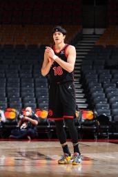 　クリッパーズ戦に途中出場した渡辺雄太＝２０２１年１２月３１日、トロント（ＮＢＡＥ提供・ゲッティ＝共同）