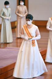 　「新年祝賀の儀」を終え、退出される天皇、皇后両陛下の長女愛子さま＝１日午前、宮殿・松の間（代表撮影）