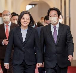 　台湾総統府での新年談話発表に臨む蔡英文総統（左）と頼清徳副総統＝１日、台北（総統府提供・共同）