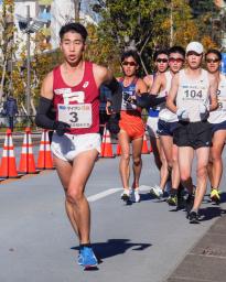 　男子２０キロでレースする、優勝した石田昴（手前）＝明治神宮外苑絵画館周回コース
