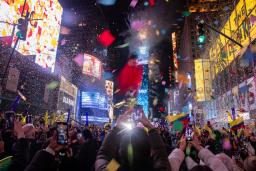 　１日、米ニューヨークのタイムズスクエアで新年の到来を祝う人々（ＡＰ＝共同）
