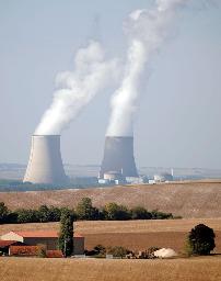 　フランスの原発から立ち上る煙＝２０２０年８月（ロイター＝共同）