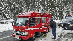 　登山者が遭難した氷ノ山の登山口付近に到着した消防車＝２０２１年１２月２８日、兵庫県宍粟市