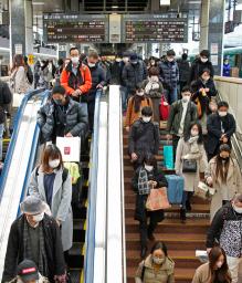 　年末年始を古里や行楽地で過ごした人などで混雑するＪＲ東京駅の新幹線ホーム＝３日午前