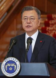 　３日、「新年の辞」を発表する韓国の文在寅大統領＝ソウル（聯合＝共同）
