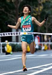 　１位でゴールする青学大のアンカー・中倉啓敦。大会新記録で２年ぶり６度目の総合優勝を果たした＝東京・大手町