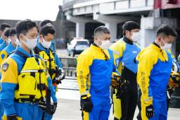 　行方不明者の捜索前に、黙とうする静岡県警の警察官＝３日午前９時５６分、静岡県熱海市