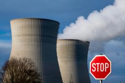 　ドイツ・バイエルン州で、蒸気を上げる原子力発電所の冷却塔＝２０２１年１２月３１日（ＡＰ＝共同）