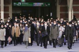 　仕事始めを迎え、マスク姿で通勤する人たち＝４日午前、ＪＲ東京駅前