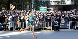　１０区を力走する青学大のアンカー・中倉啓敦。沿道には観戦者が集まっていた＝３日、東京都内（代表撮影）