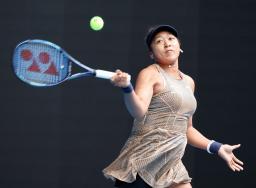 　シングルス１回戦　アリーゼ・コルネと対戦する大坂なおみ＝メルボルン（共同）