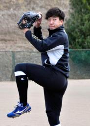　キャッチボールで汗を流す巨人の大勢＝兵庫県三木市の関西国際大グラウンド