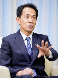 　インタビューに答える日本生命保険の清水博社長