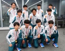 　東京箱根間往復大学駅伝で優勝し、一夜明けの記者会見でポーズをとる青学大の原晋監督（中央）と選手＝４日、東京都港区