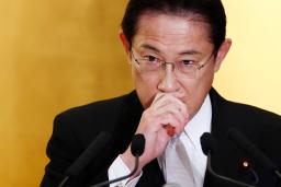 　年頭の記者会見で、記者の質問に答える岸田首相＝４日午後、三重県伊勢市