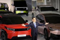 　記者会見するトヨタ自動車の豊田章男社長＝２０２１年１２月、東京（ＡＰ＝共同）