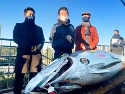 　豊洲市場の「初競り」で、１６８８万円の最高価格で競り落とされた青森県大間産クロマグロ。左から２人目は「やま幸」の山口幸隆社長＝５日午前、東京都江東区