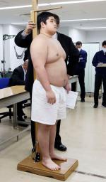 　新弟子検査で身長を測る竹田章一郎＝５日、東京・両国国技館（日本相撲協会提供）