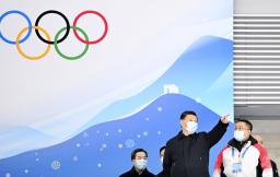 　国家スピードスケート館を視察する中国の習近平国家主席（手前左）＝４日、北京（新華社＝共同）