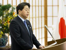 　ブリンケン米国務長官との電話会談を終え、取材に応じる林外相＝６日午前、外務省