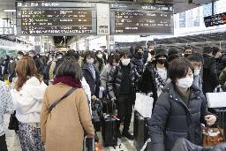 　年末年始を古里や行楽地で過ごした人などで混雑するＪＲ東京駅の新幹線ホーム＝３日