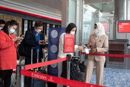 　ドバイ国際空港で、旅行者の書類を確認するエミレーツ航空のスタッフ＝１日（ゲッティ＝共同）