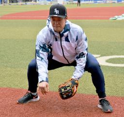 　練習を公開したロッテ・中村奨＝ＺＯＺＯマリン