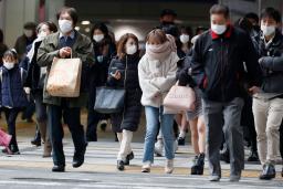 　冷え込みが強まる中、厚着をしてマスク姿で大阪・梅田を歩く人たち＝６日午前