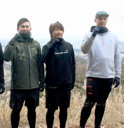 　練習を公開し、ポーズをとる（左から）ＤｅＮＡの山崎、三嶋とロッテ・国吉＝神奈川県厚木市