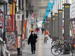 　山口県岩国市内を歩くマスク姿の人たち＝６日午後